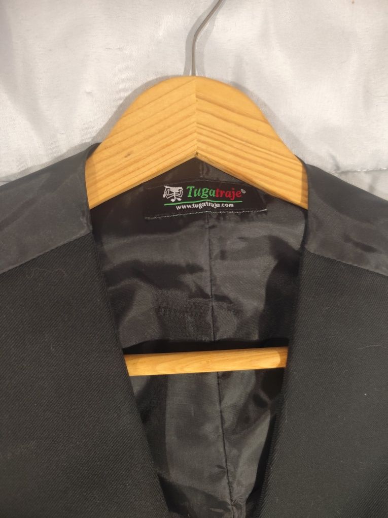 Traje académico masculino