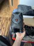 czarne buty sportowe