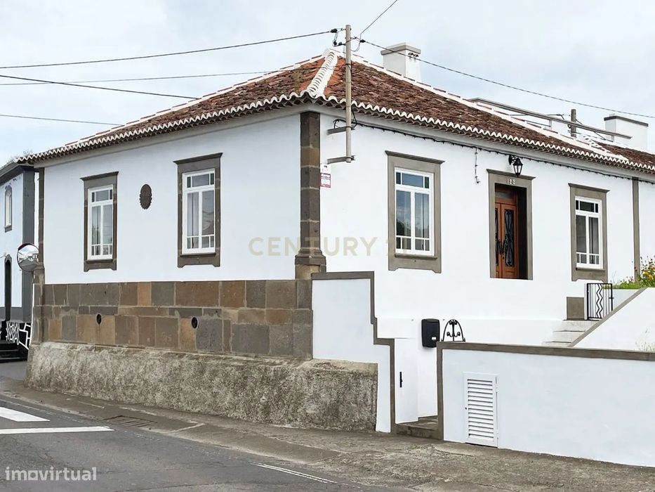 Excelente moradia T2 remodelada na Vila das Lajes