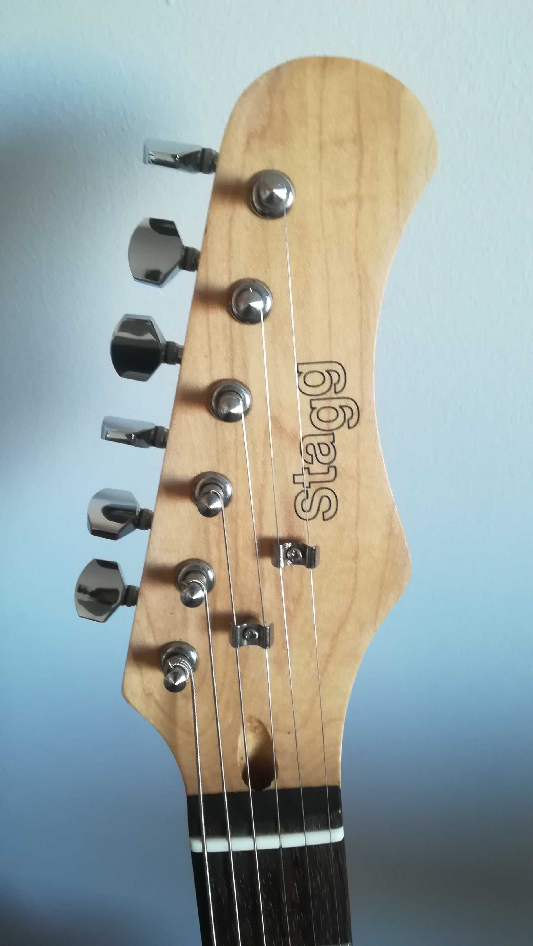 Guitarra elétrica STAGG c/pickups Fender Yosemite