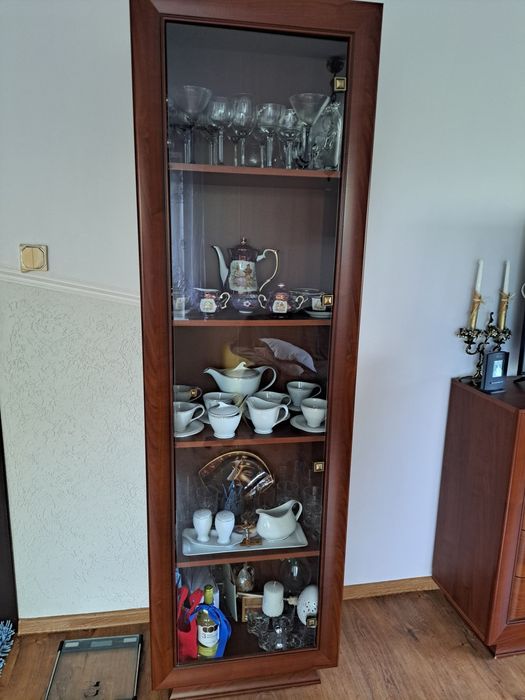 Sprzedam witryne przeszklona szafke