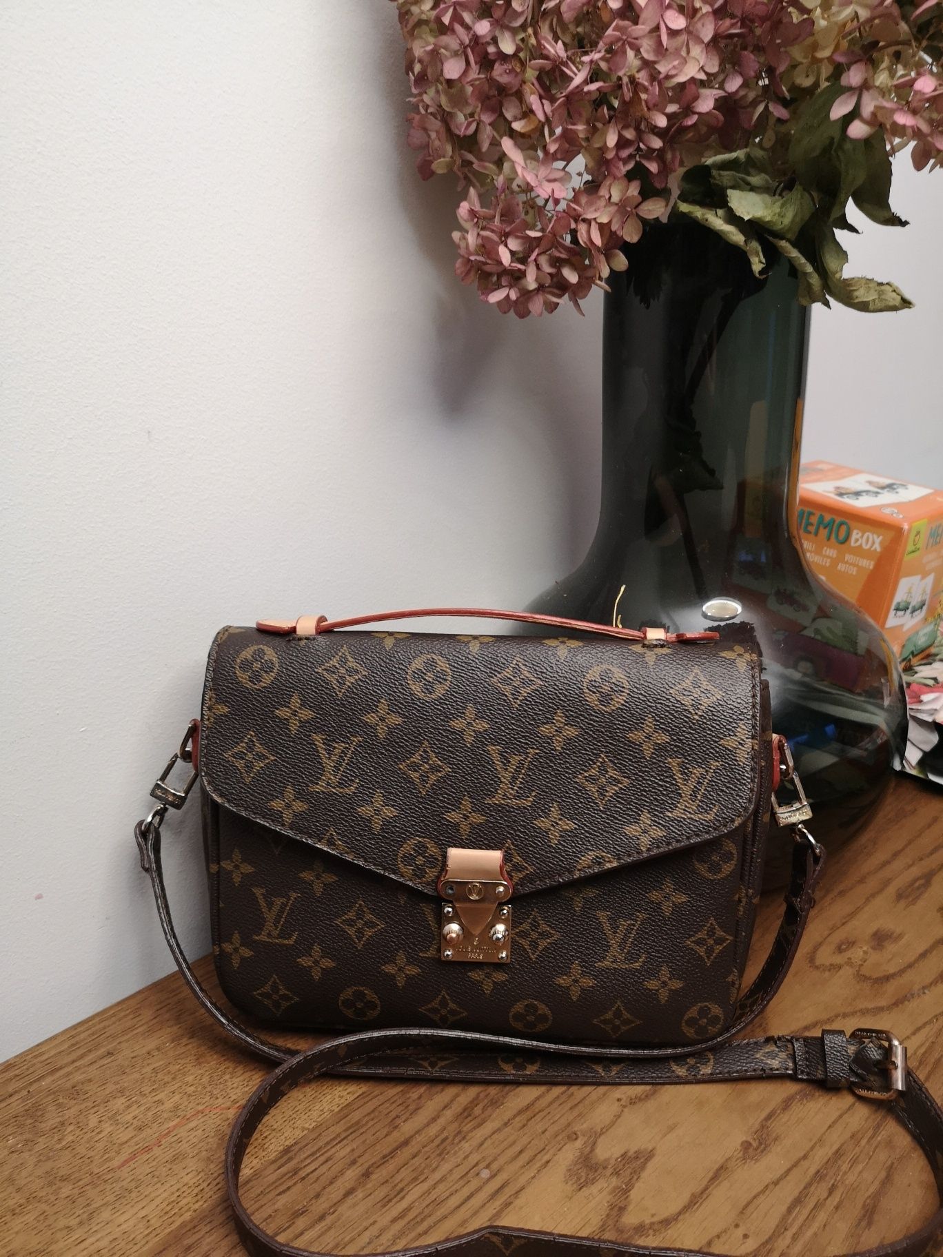 Torebka Louis Vuitton skóra skórzana monogram pochette metis