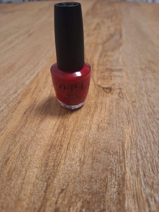 Czerwony lakier do paznokci O-P-I.