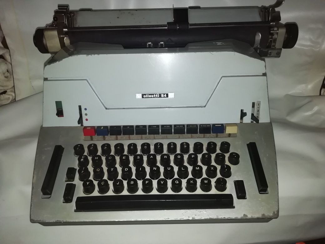 Máquina de escrever antiga Olivetti 84