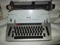 Máquina de escrever antiga Olivetti 84