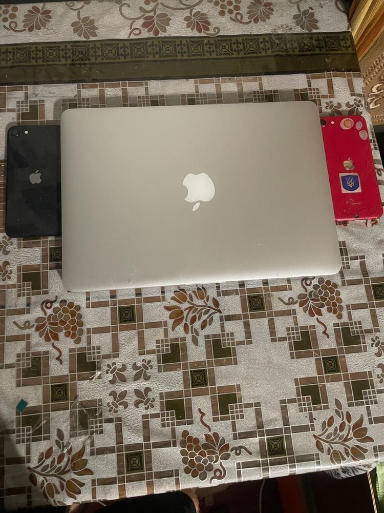 MacBook Pro 13” (2015) / i5 / 8GB RAM / SSD 250GB / macOS + Windows
