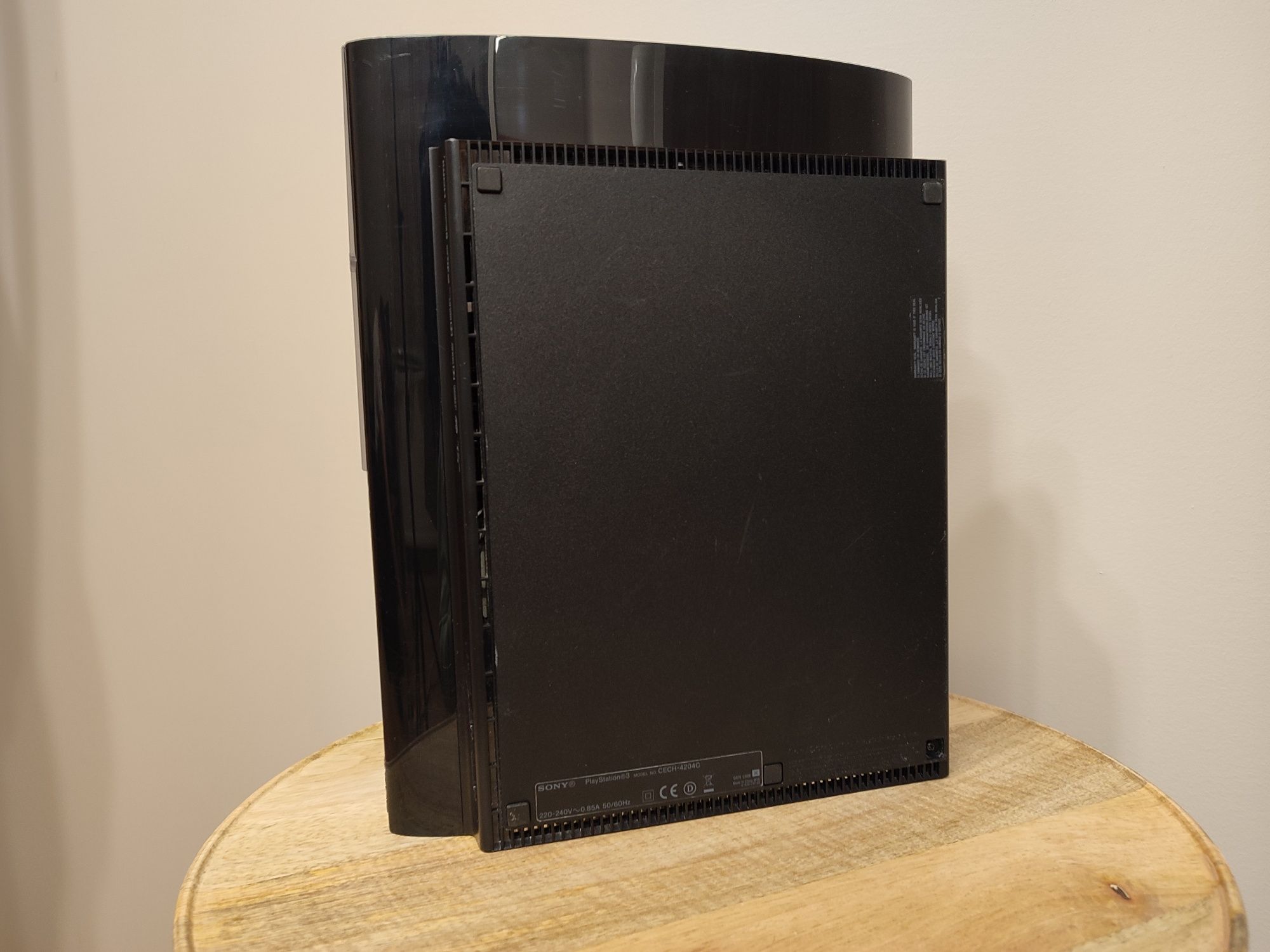 Konsola PlayStation 3 Super Slim pełne okablowanie, pad  i gra