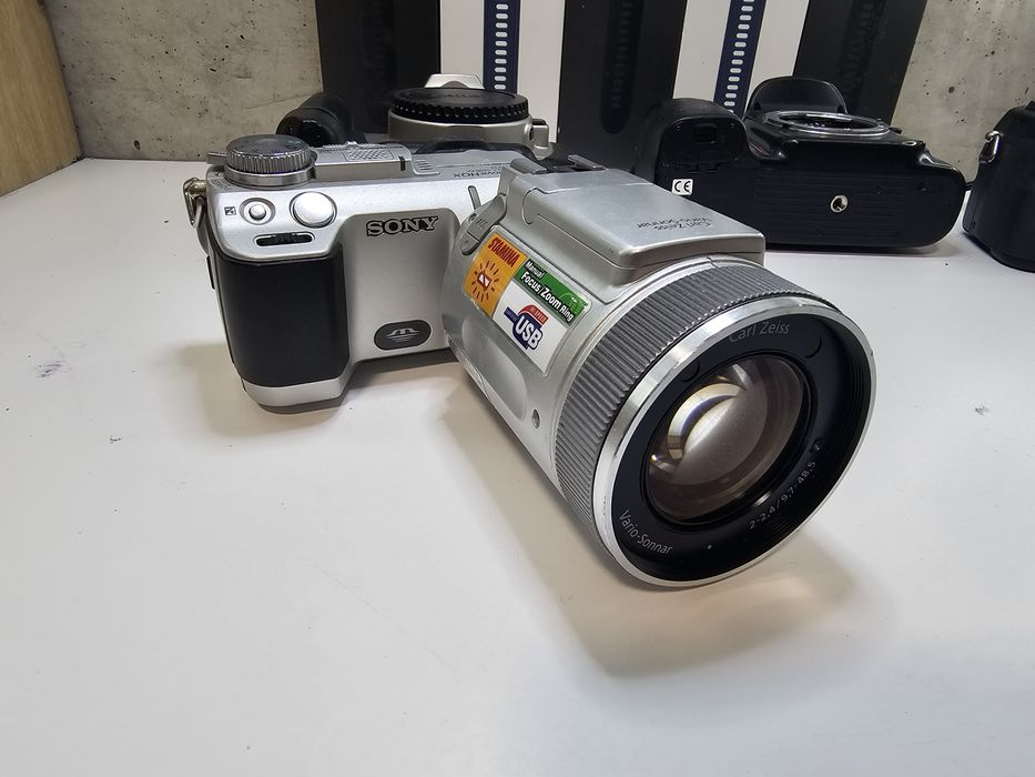 Цифрова камера Sony Cyber-Shot DSC-F717 Carl Zeiss Vario-Sonnar