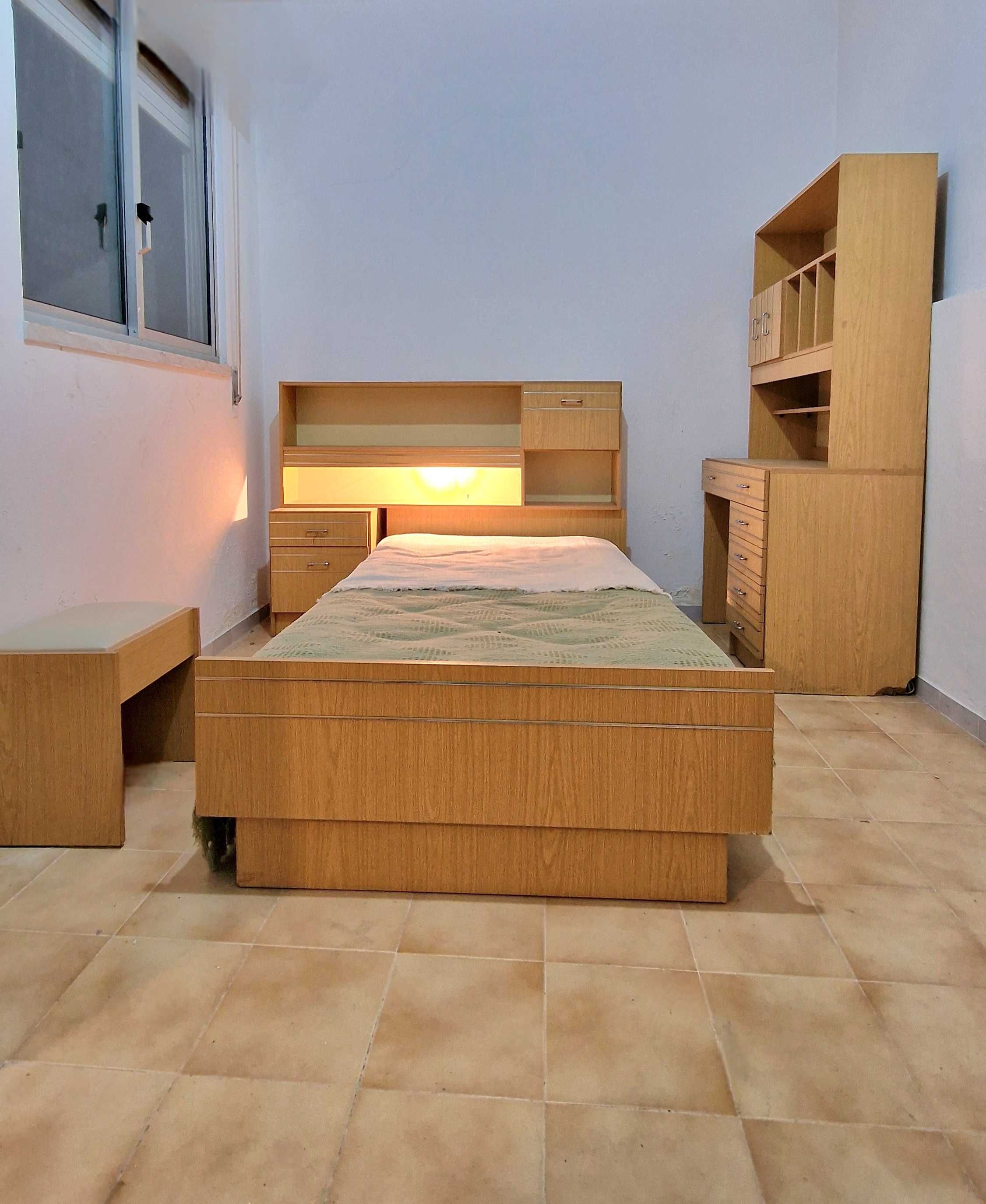 Quarto completo! Cama, Secretária e Armário