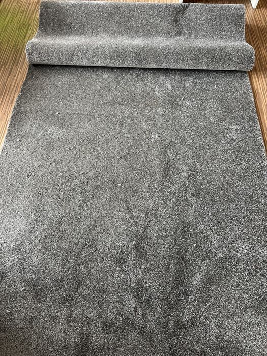 Wykładzina podłogowa nowa, 550 cm x 130 cm, szara