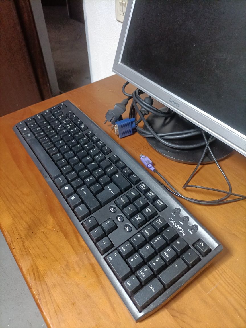Monitor em bom estado, a funcionar em perfeitas condições + teclado