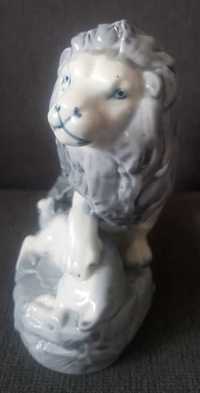 figurka porcelanowy lew