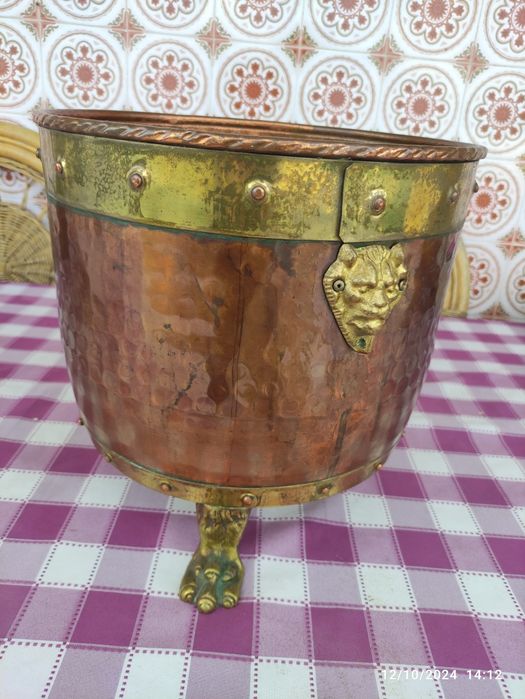 Pote em bronze com 3 apoios