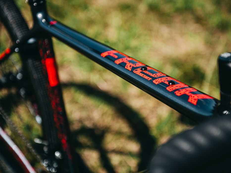 Rower gravel ACCENT FREAK CARBON GRX szaro-czerwony, rozmiary