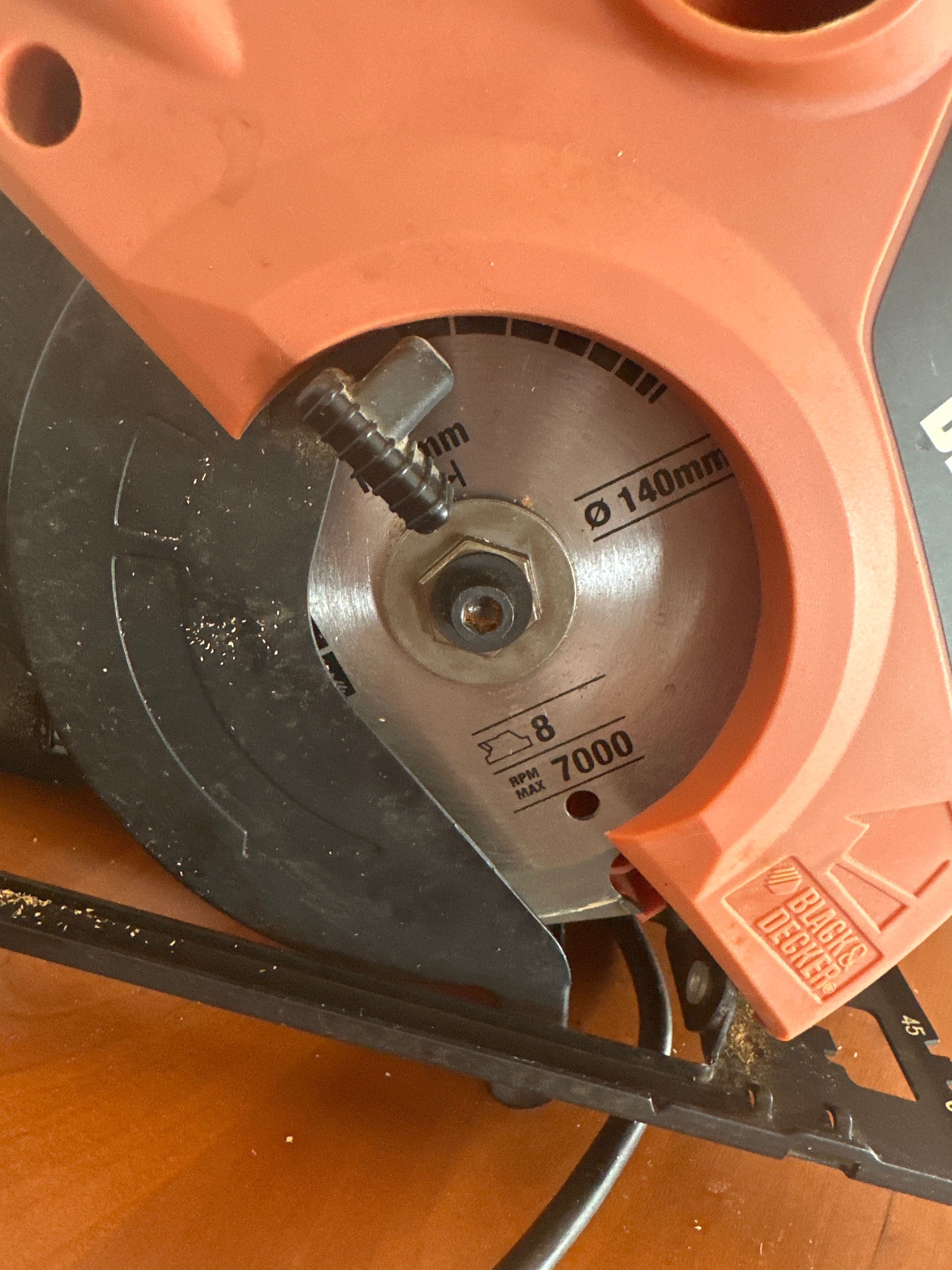 Serra circular black & Decker 710 w