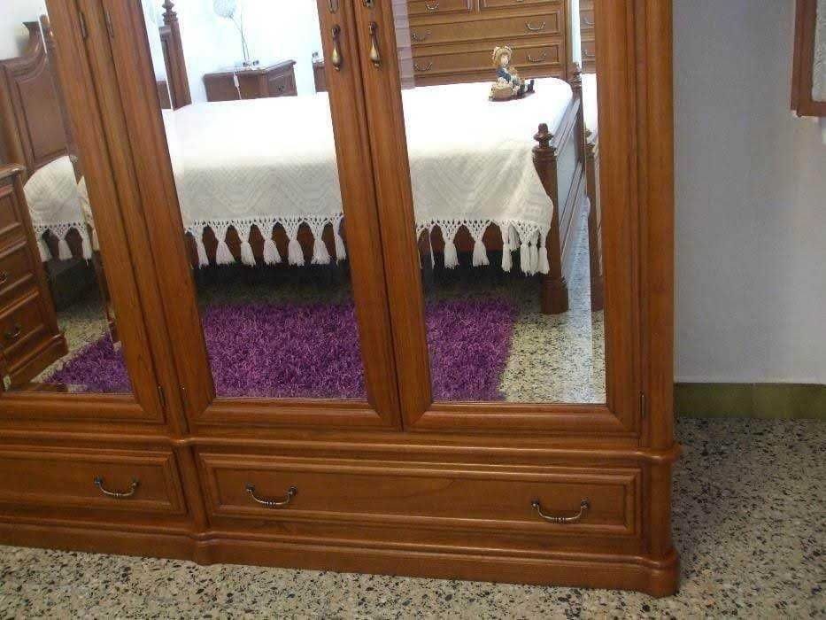 Roupeiro em carvalho com 4 portas de vidro , tudo maciço !