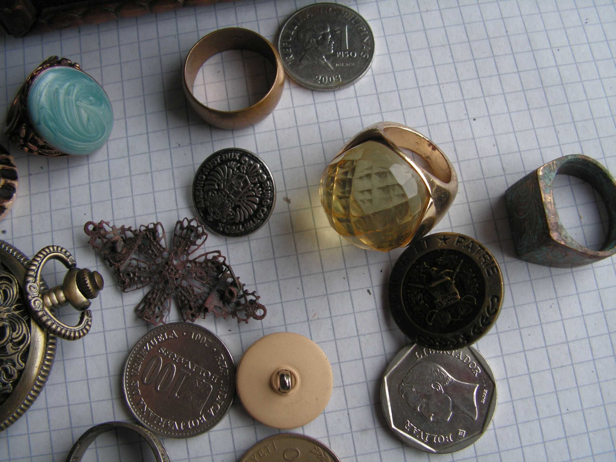 Pudełko z bizuterią, monetami, zegarkami