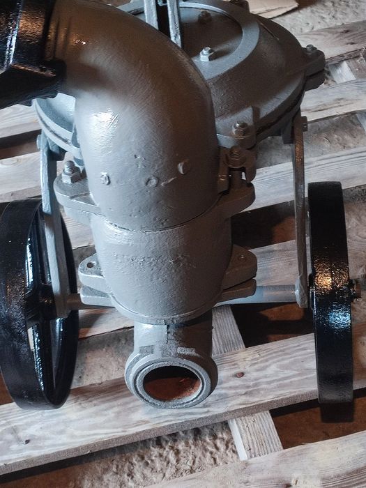 Stara ręczna pompa do wody z 1967 r