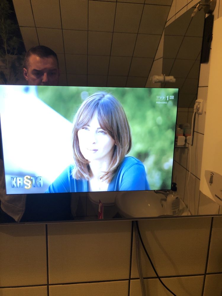 Telewizor w lusterku do łazienki lub kampera