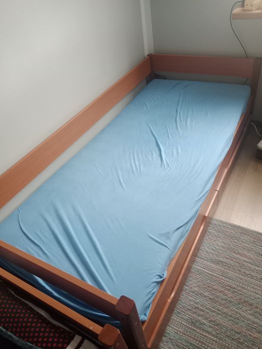 Łóżko drewniane z szufladami i barierką