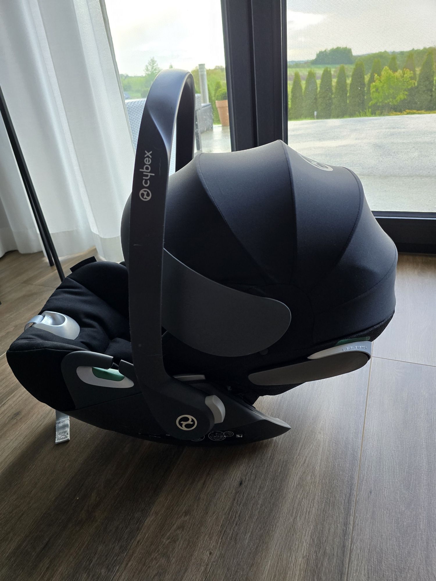 Fotelik Cybex Cloud Z2 w materiale Premium wraz z obrotową bazą.