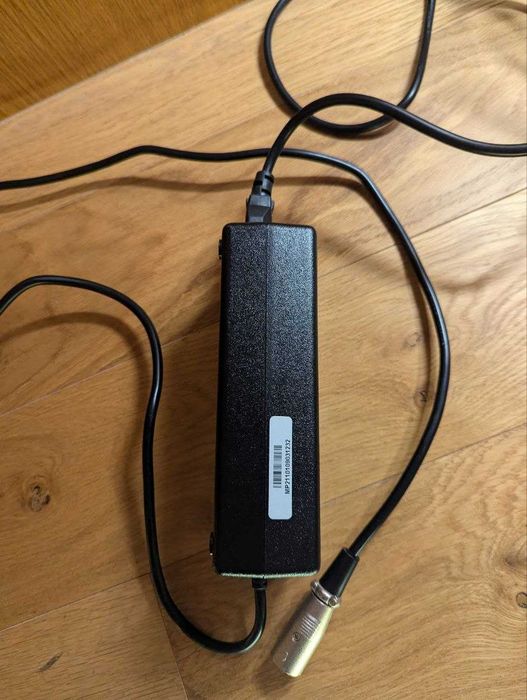 Carregador de Bateria Li-ion, Modelo DZL (M) 3710A0, 42V 2.0A