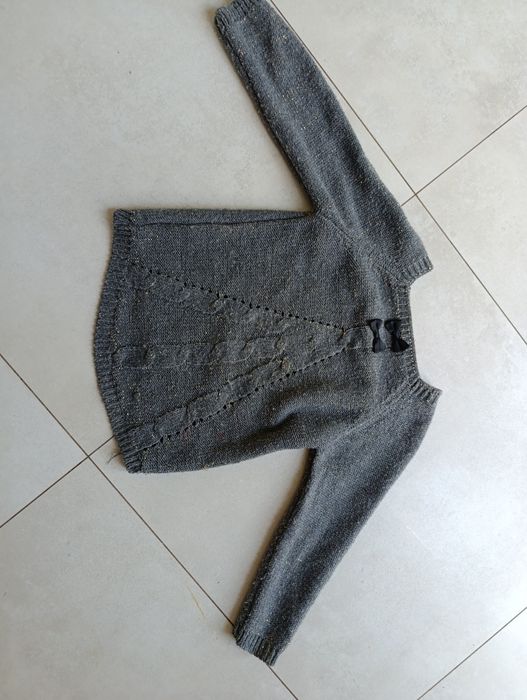 Sweterek sweter kokardki 128 szary warkocz warkocze. Dziewczece