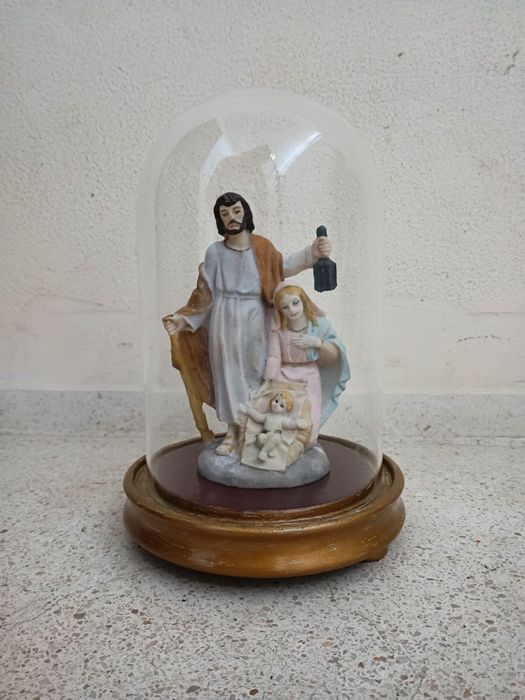 Belíssima sagrada família em marfinite com  redoma  em vidro e base em