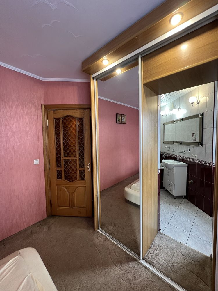 Продам 5 кімнатну квартиру,Варшавський ринок вул.Кравчука