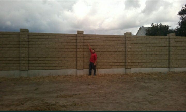 Будівельні роботи, паркан забор з блоків рваний камінь