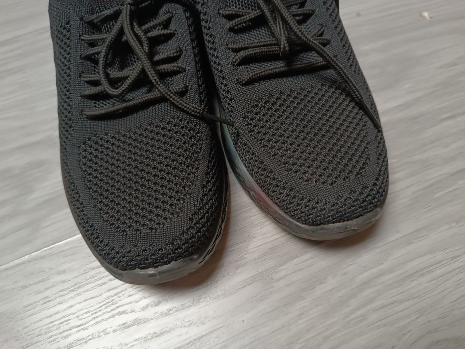 Adidasy sportowa wsuwane czarne sneakersy obuwie sportowe 39-40 nuty