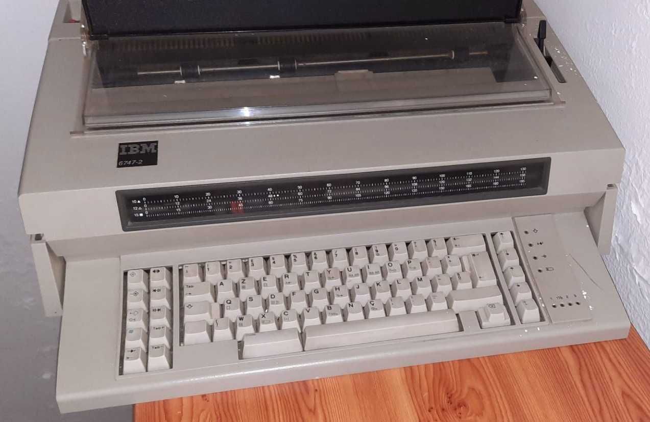 Máquina de escrever IBM, modelo 6747-2
