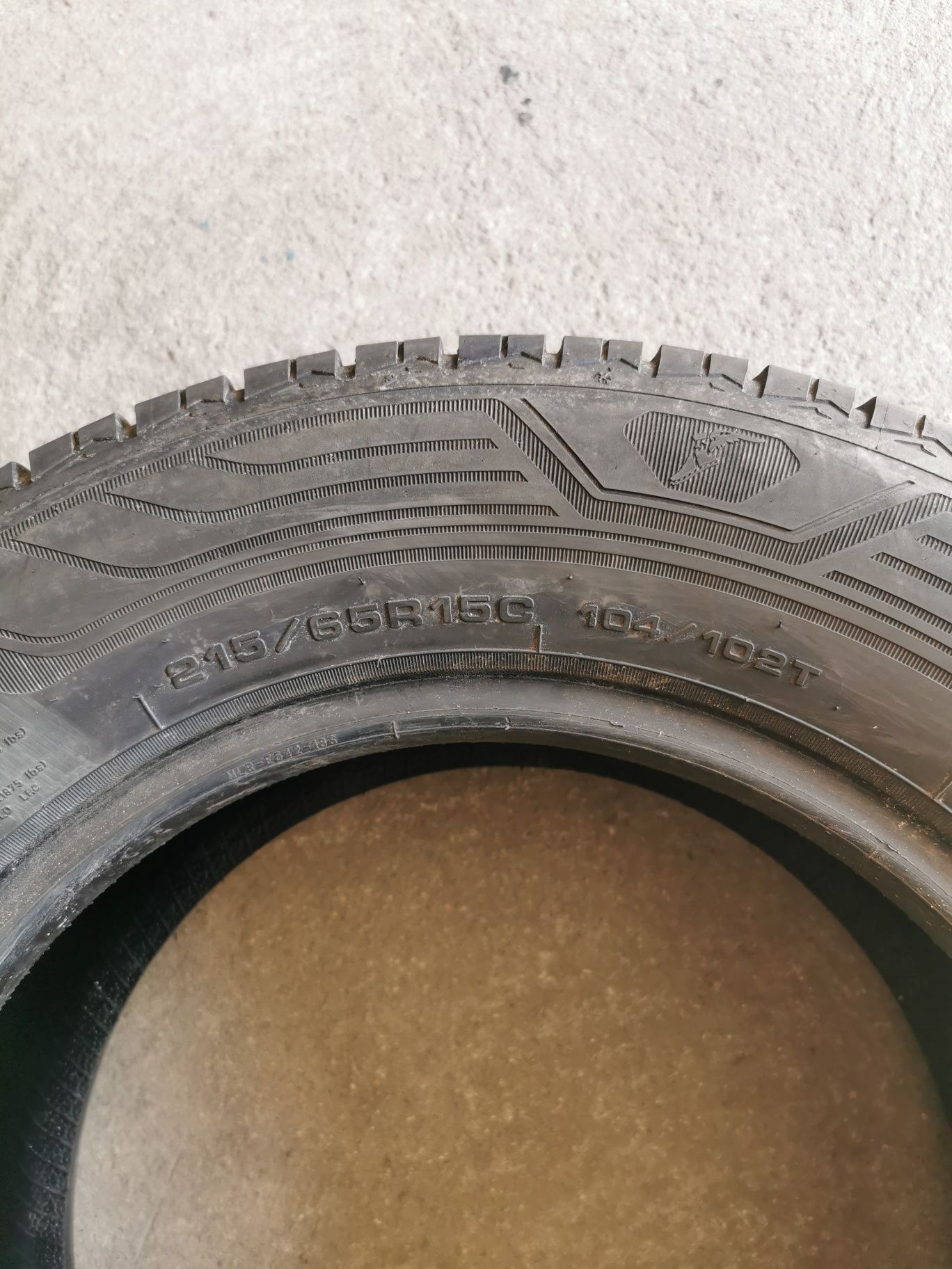 Para opon 215/65R15C 104/102T Goodyear Vector 4Seasons CARGO Z 2021r.