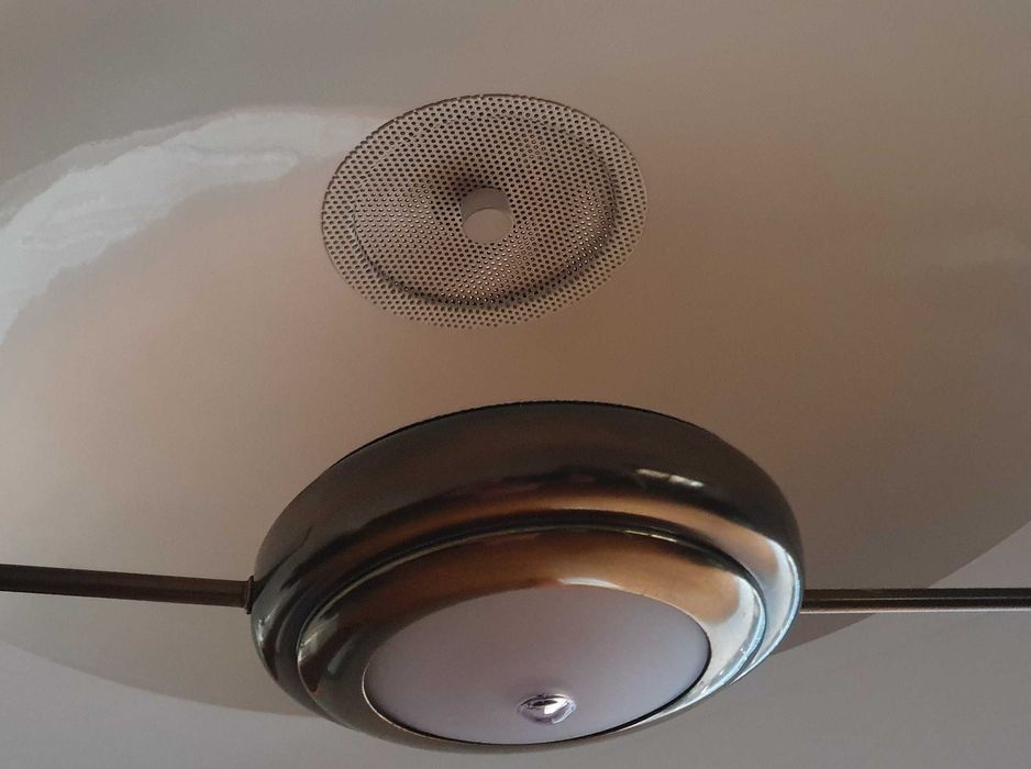 Belo Candeeiro de teto em bronze e vidro, com 57cm de envergadura