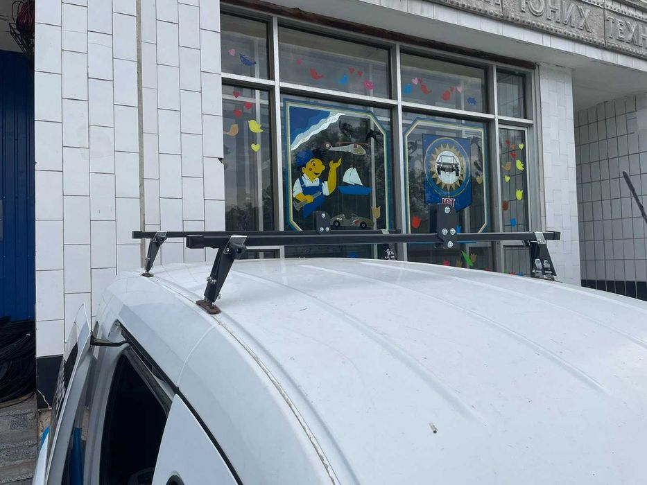 Стальні поперечини KX5 на Opel Combo в штатному місці