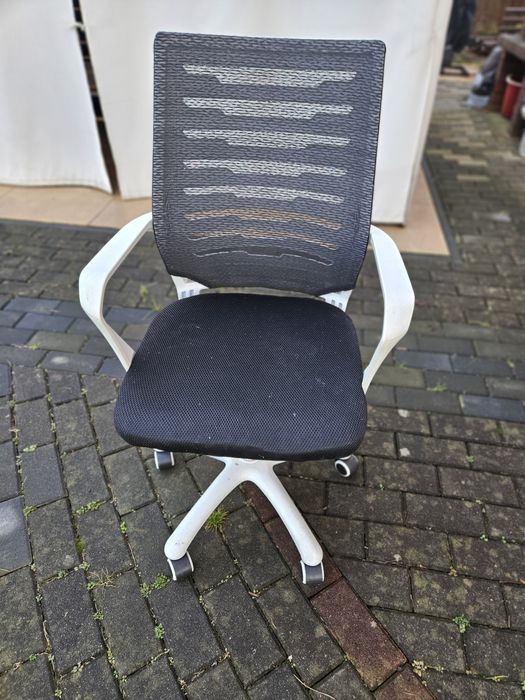Krzeslo obrotowe biurowe biale z czarnym obiciem