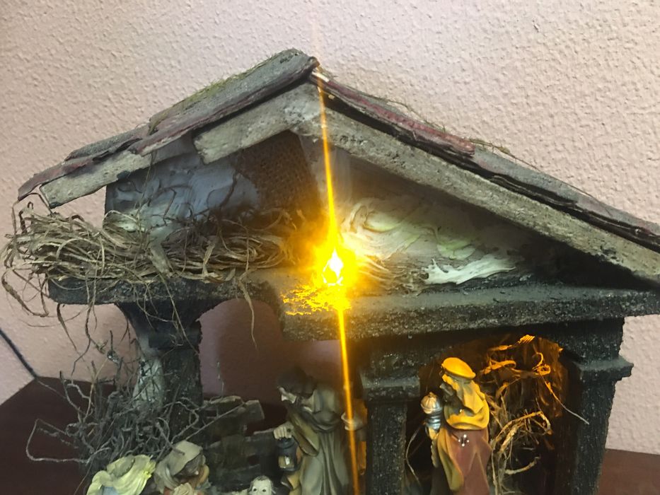 Presépio iluminado e com música