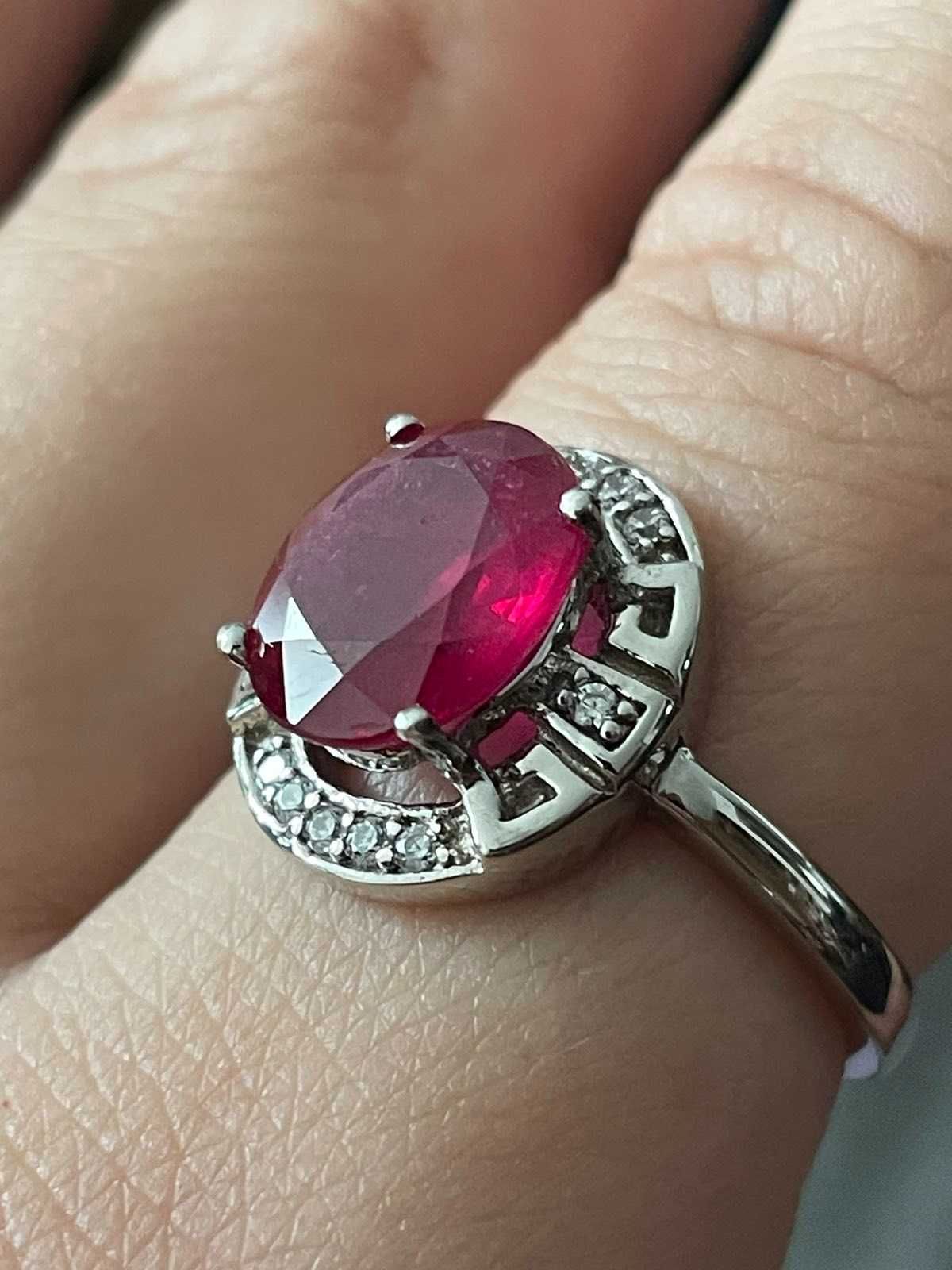 Серебряное кольцо с розово-красным рубином 10х8мм. Размер 17.75