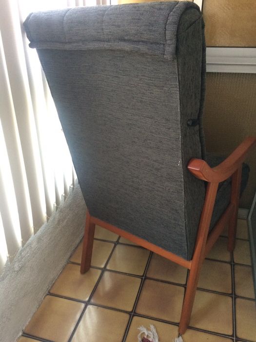 Poltrona em tecido cinzento