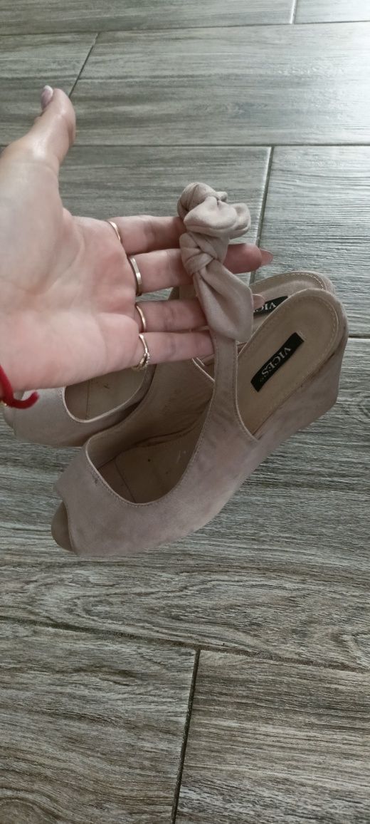 Sandałki r40 na koturnie