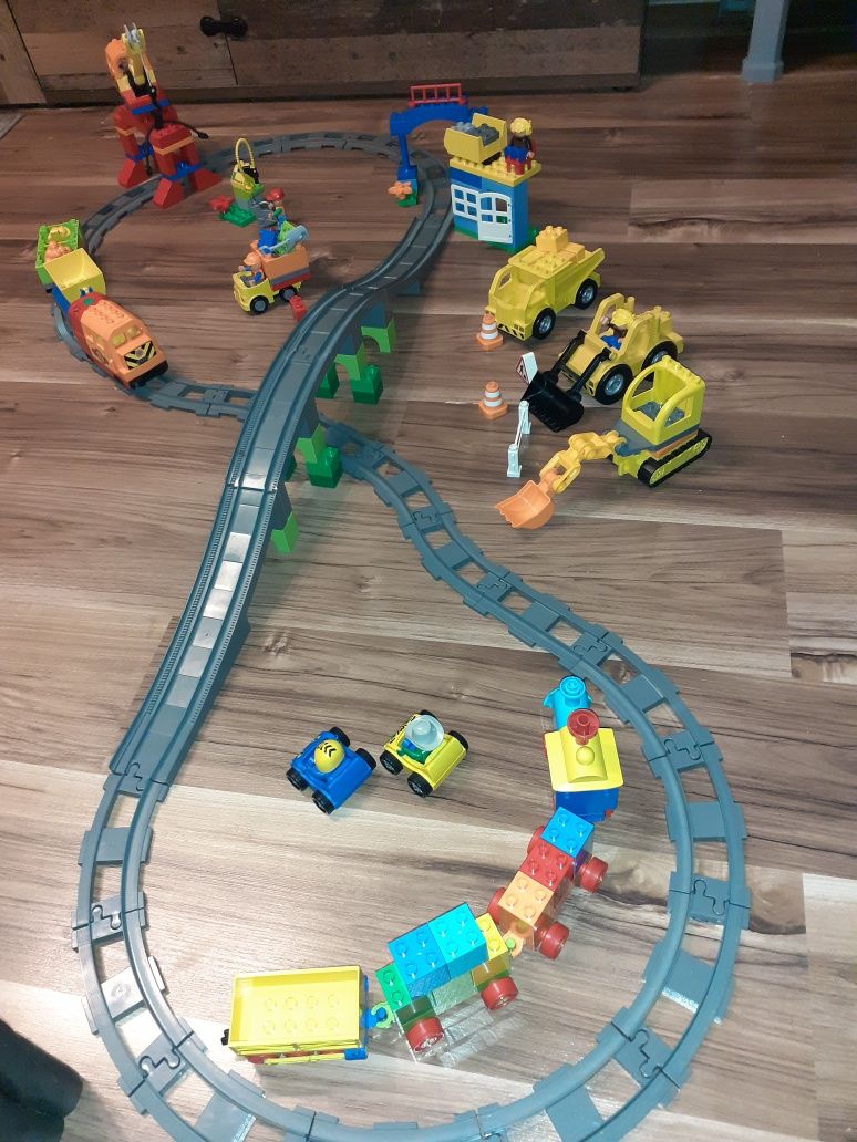 Pociąg elektryczny Lego Duplo 10508, plac budowy, pociąg z cyferkami