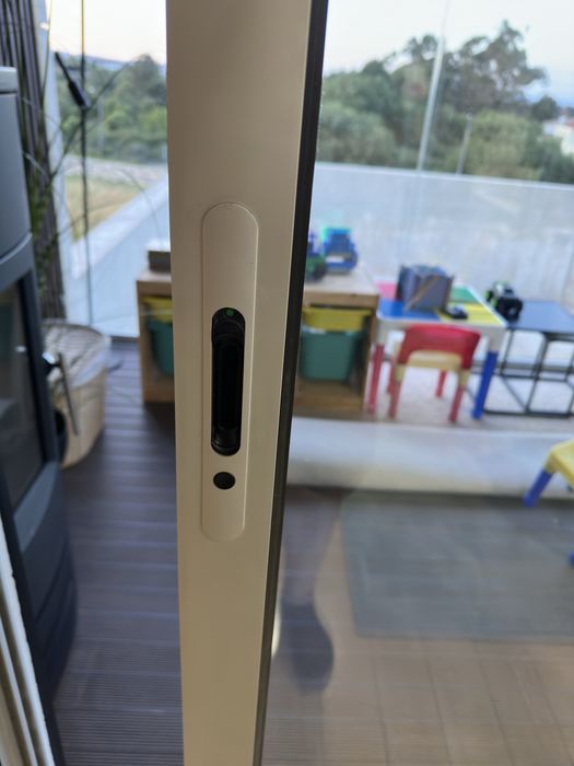 Vidros de correr exteriores e estores eletricos