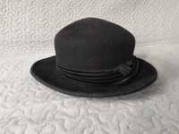 Czarny kapelusz filcowy
