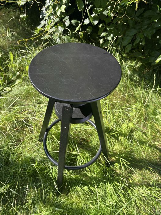 Czarny drewniany hoker