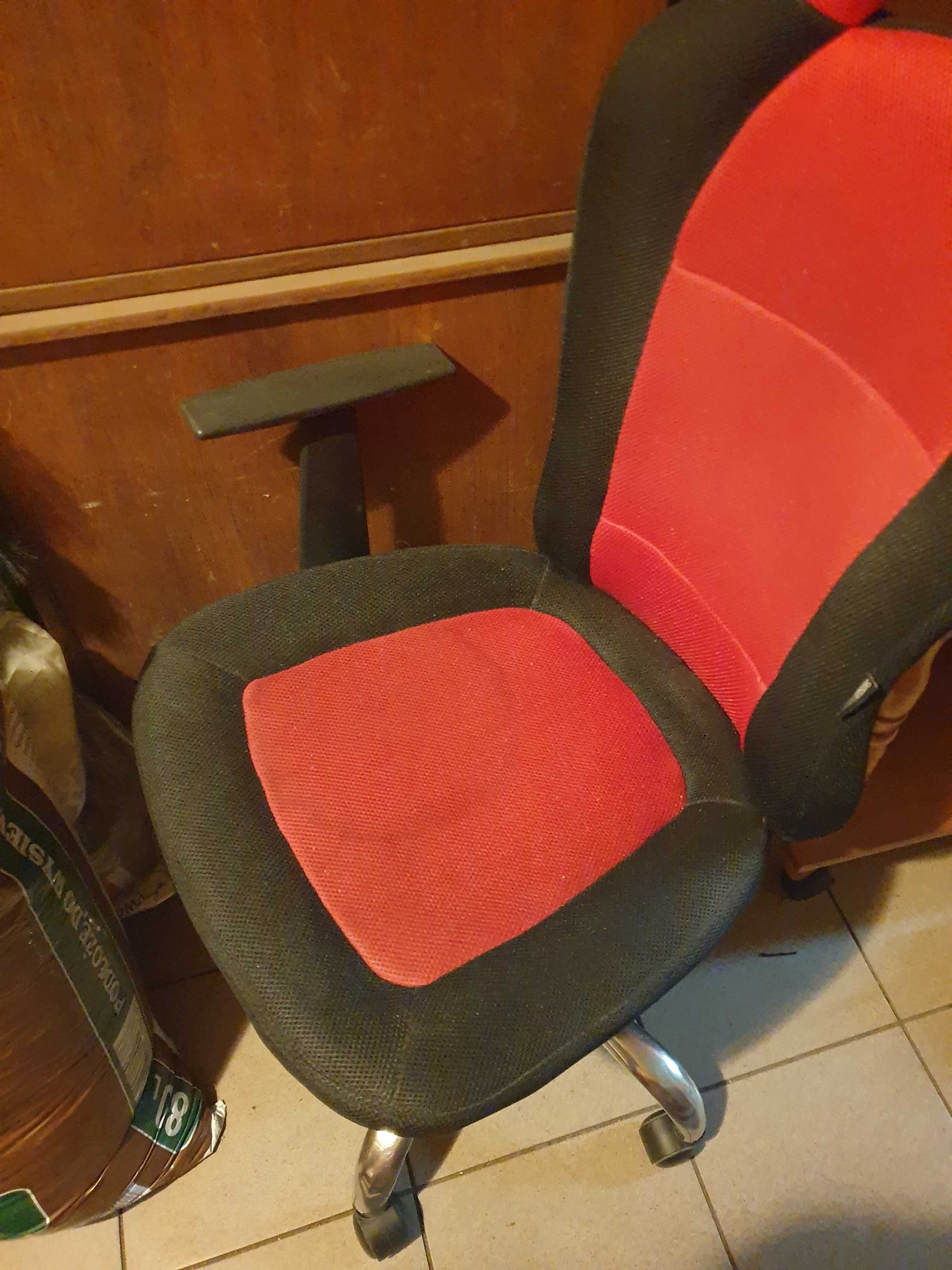 Fotel biurowy gamingowy na kolkach obrotowy siesta design krzeslo
