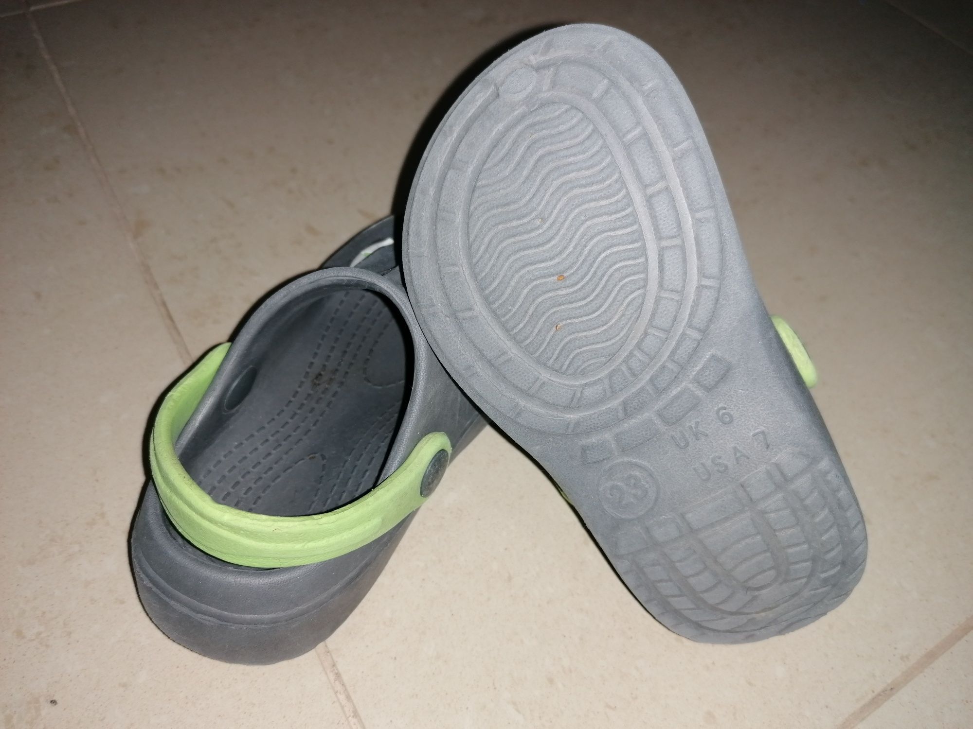 Crocs tubarão tamanho 23