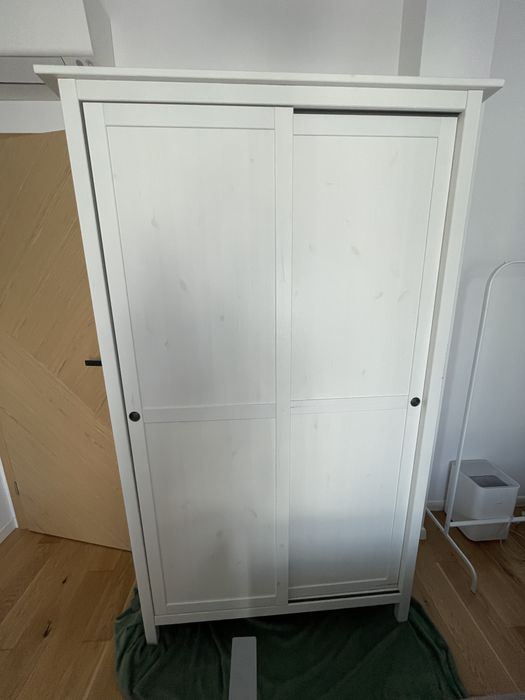 Biała szafa IKEA Hemnes