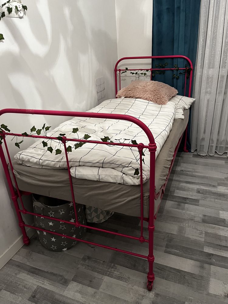 Łóżko metalowe z materacem różowe