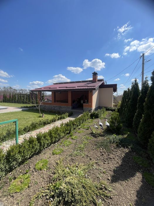 Елітний двоповерховий будинок з басейном та сонячними панелями