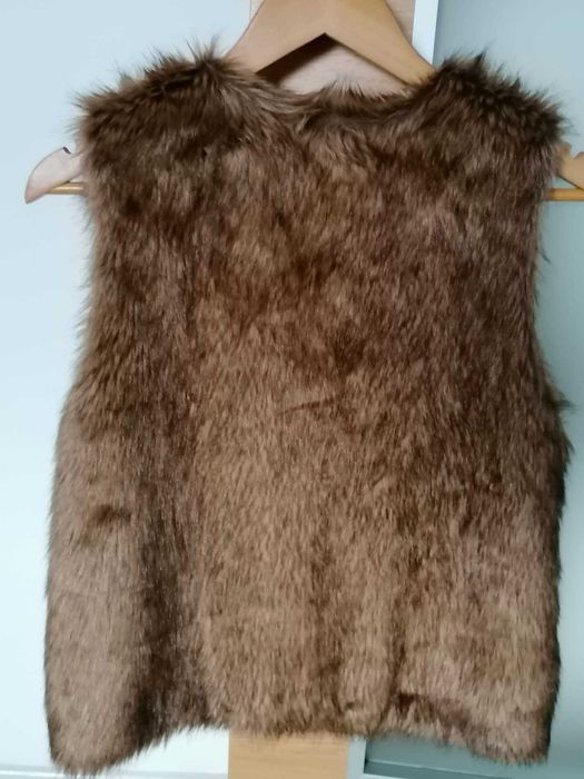 Colete de pêlo
Castanho claro
Tam 13/14 anos

Entrega em mão